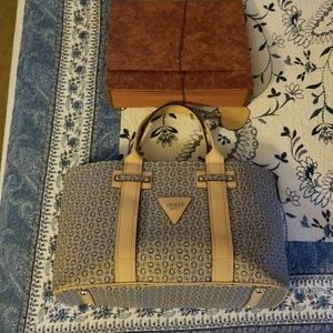 GUESS PURSE ( slightly used )